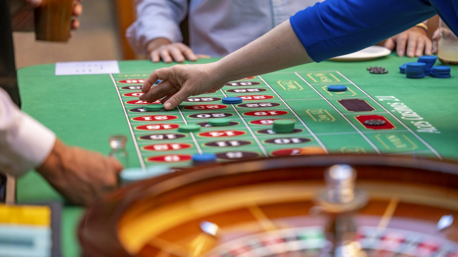 Hướng Dẫn Đánh Giá Nhà Cái Uy Tín Dành Cho Người Chơi Bàn chơi roulette trong sòng bài hiện đại minh họa cho việc lựa chọn nhà cái uy tín (Photo by Leo_Visions on Unsplash)