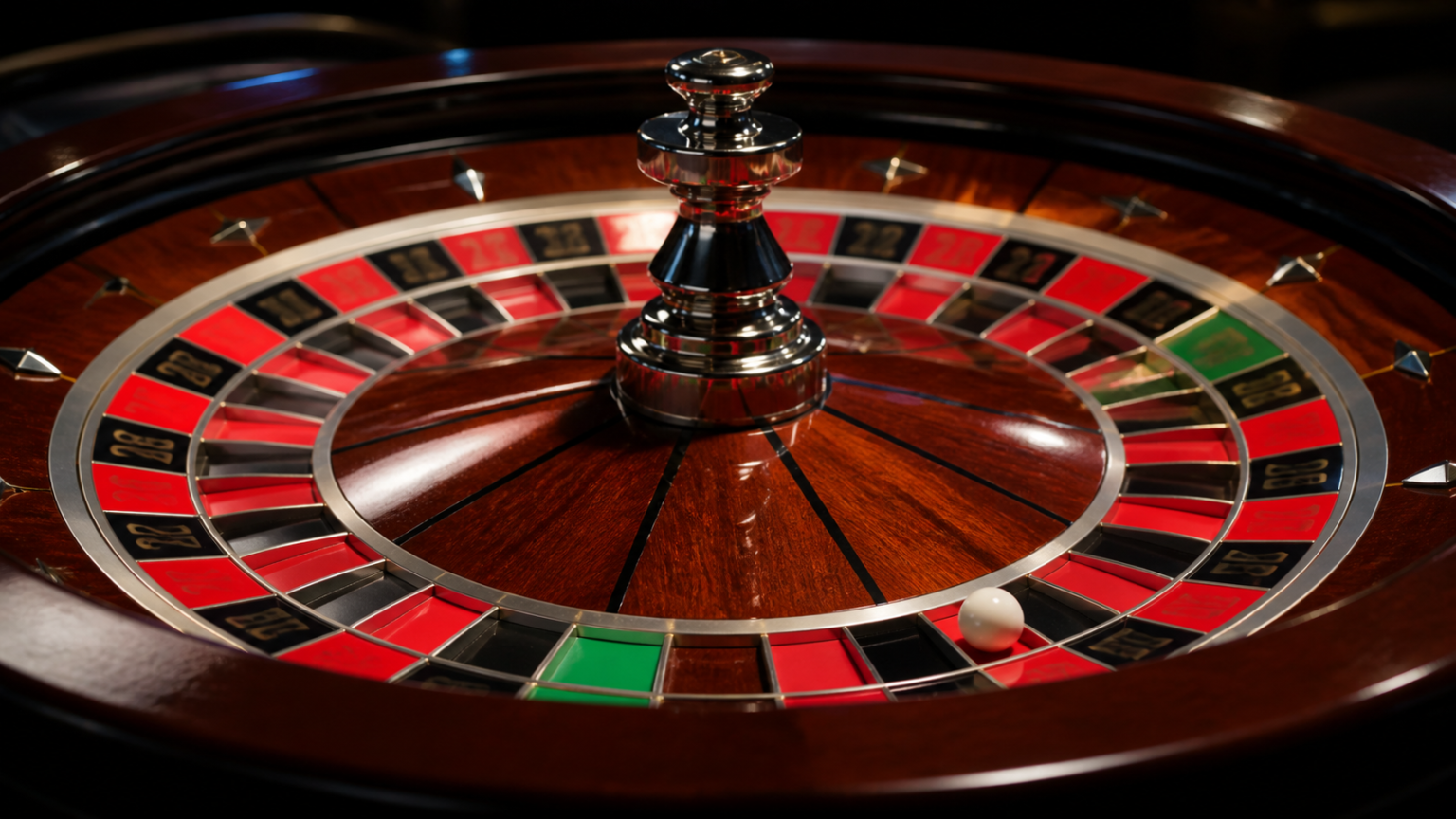 roulette: ทำความเข้าใจกติกาและจังหวะของเกมรูเล็ต วงล้อ roulette ในคาสิโนพร้อมลูกบอลอยู่บนช่องหมายเลข
